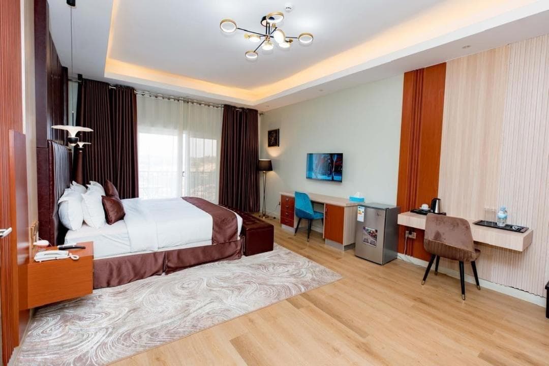 Deluxe King Room thumbnail 2