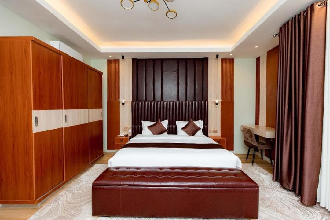 Executive Suite thumbnail 2